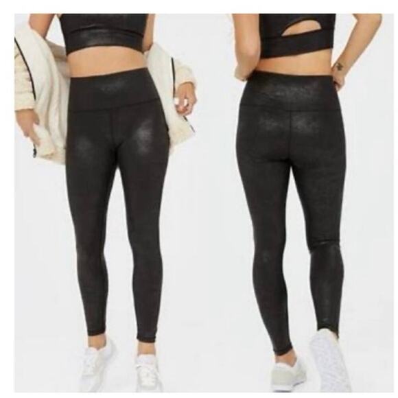 Offline by Aerie The Hugger High Waisted Crackle Legging in True Black, Small - Picture 1 of 5